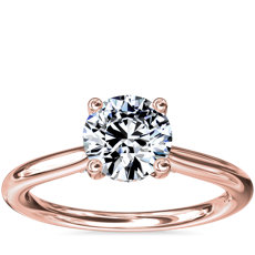 Anillo de compromiso pequeño con solitario y halo oculto de diamantes en oro rosado de 14 k